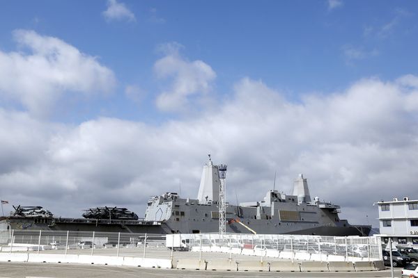 Le navire américain USS Arlington à quai, port de Marseille en avril 2016