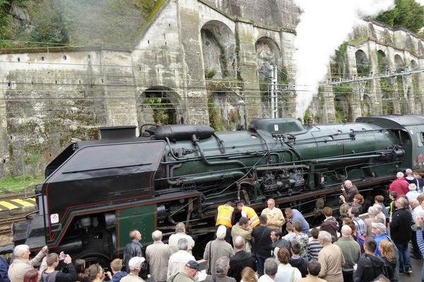 La locomotive d'époque lors de son passage à Vienne 