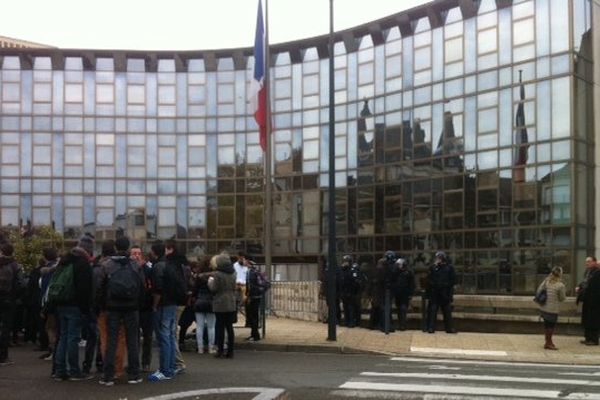 Les lycéens de Jehan de Beauce devant la préfecture à Chartres