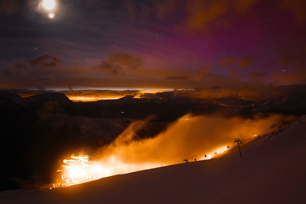 La webcam des Deux Alpes (Isère) a capturé les aurores boréales dans la nuit du dimanche 23 au lundi 24 avril.