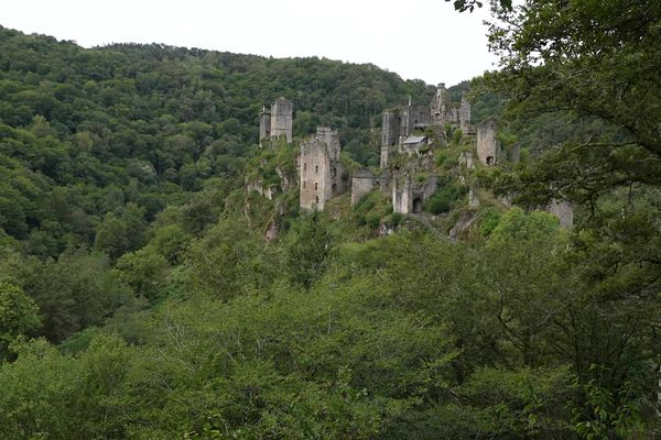 Le site médiéval des Tours de Merle, au coeur de la vallée de la Maronne