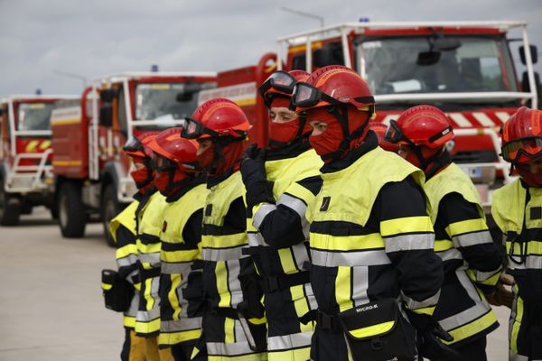 09/06/2023 -Des jeunes recrues s'entraînent à lutter contre un incendie au centre de Formation Départemental (CFD) des Sapeurs-Pompiers des Bouches du Rhône  à Velaux.