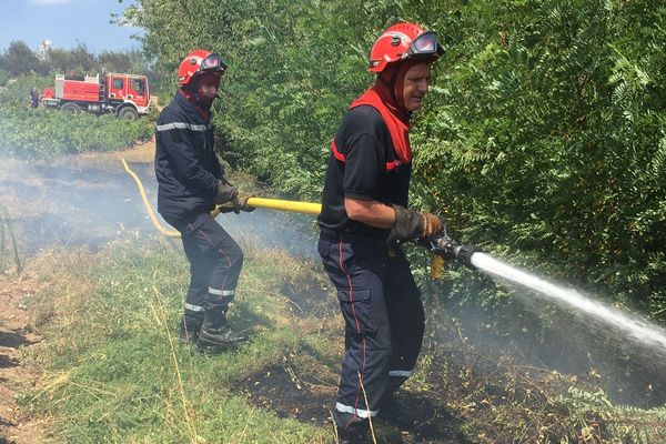 80 pompiers sont intervenus sur un terrai particulièrement propice aux départs de feu compte tenu de la sécheresse des sols 