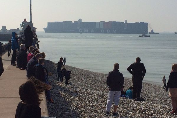 Le géant des mers à l'entrée du port autonome du Havre.