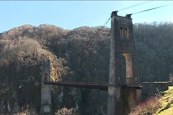 Le viaduc des Rochers noirs surplombe la rivière, la Luzège,  à 92 mètres