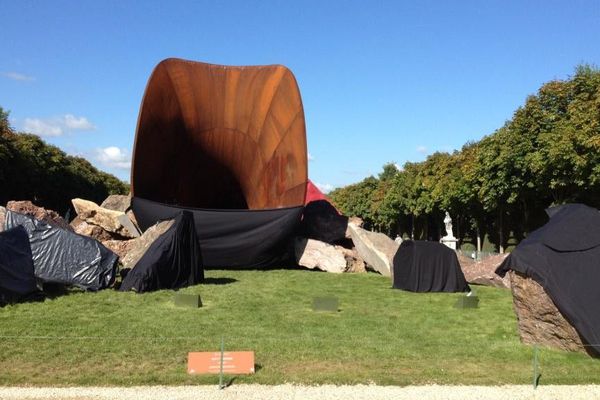 "Dirty Corner", oeuvre de l'artiste britannique Anish Kapoor, dans le parc du château de Versailles. Les tags antisémites ont été cachés aux yeux du public.