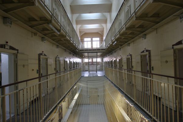 Un surveillant sera jugé, mais les contrôleurs ont mis en cause "une équipe de surveillants" qui se serait adonnée à des violences dans une cellule dédiée. Photo illustration Prison de Tarbes.