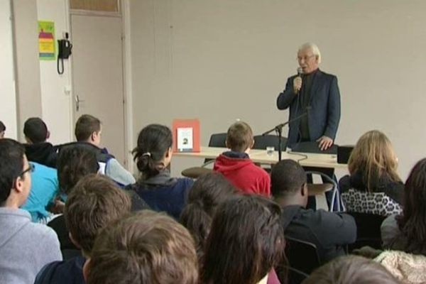 Devant des collégiens amiénois, Jacques Saurel raconte sa terrible expérience de la déportation.