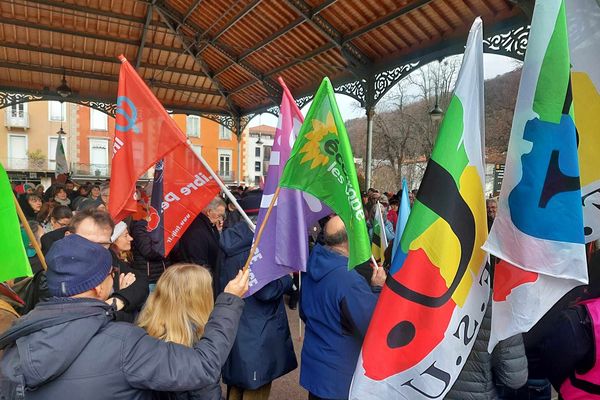 Environ 200 personnes étaient réunies ce dimanche 14 janvier à Foix, en Ariège, contre la loi immigration.