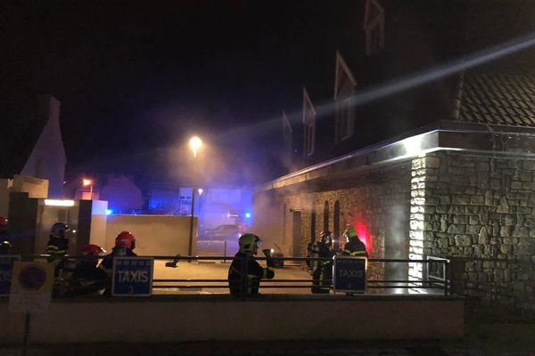 Les pompiers interviennent à l'église du Portel, le 27 novembre 2021.