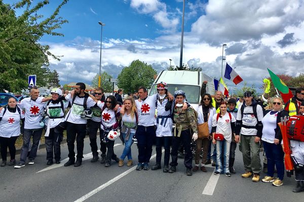 Les Street medics, des volontaires qui fournissent des soins médicaux lors de manifestations, se rassemblent samedi 4 mai à Montluçon, dans l'Allier. 