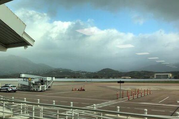 A Ajaccio comme dans tous les autres aéroports de Corse, ce dimanche, les avions sont à l'arrêt. 