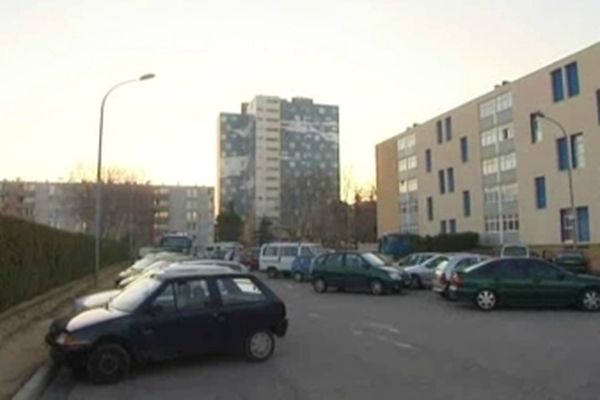 Une trentaine de coups de feux ont retenti dans le quartier des Escanaux dans la nuit du 14 au 15 octobre à Bagnols-sur-Cèze dans le Gard.