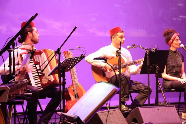 Des orchestres venus de toute la Méditerranée se produisent toute la semaine sur l'ensemble de l'ile.