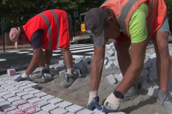 A Rennes, la chaleur est difficile à supporter pour les ouvriers qui travaillent sur la voirie, en plein soleil.