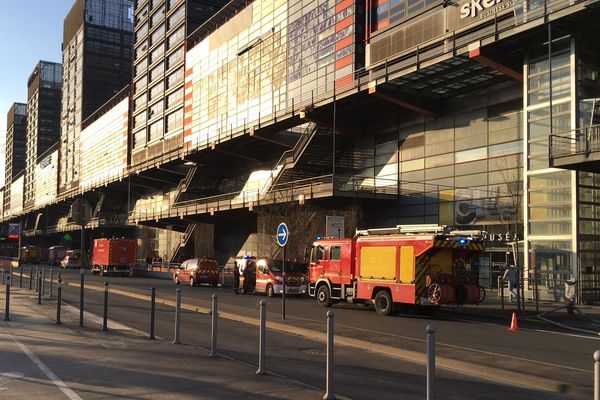 Une quarantaine de pompiers sont mobilisés autour du parking d'Euralille. 