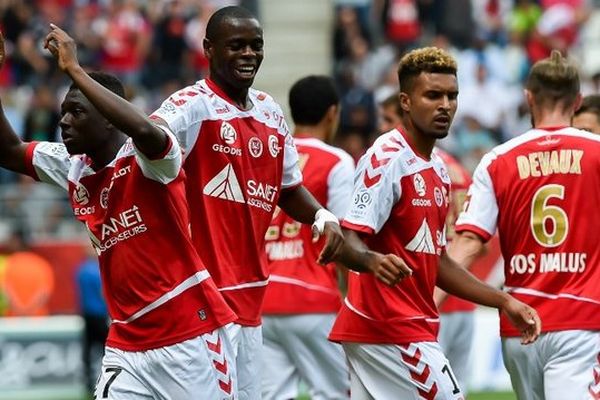 Les Rouges et Blancs à la fête après le but de Traoré.