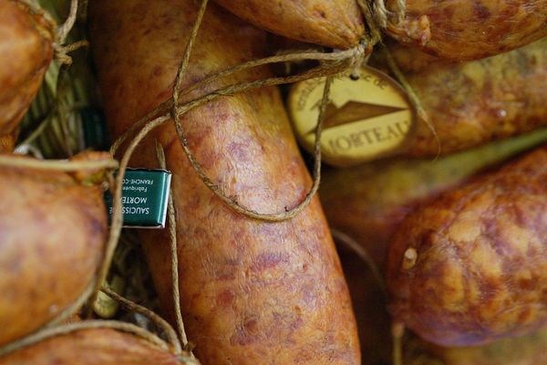 la fameuse saucisse de Morteau fumée dans le Haut-Doubs