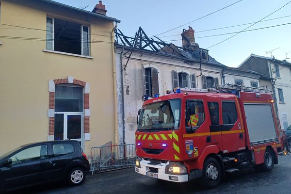 La maison dans laquelle s'est déclaré l'incendie était inoccupée. Un autre incendie a eu lieu juste en face il y a un mois.