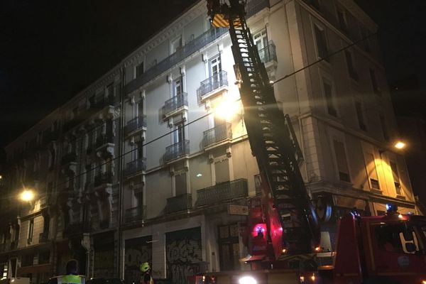 Une cheminée a été soufflée par les vents cours Berriat