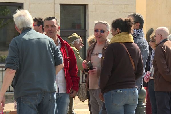 Plusieurs associations étaient présentes devant la Mairie pour soutenir Marta et ses filles