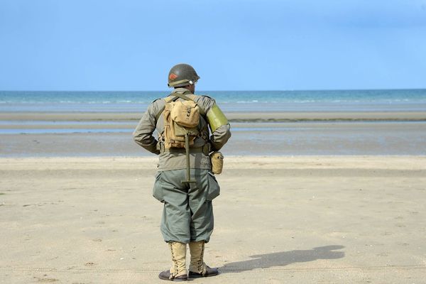 illustration cérémonie sur la plage de Utah Beach