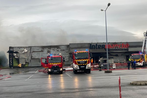 Le magasin Intermarché de Cormicy, dans la Marne, a pris feu mercredi 18 décembre.