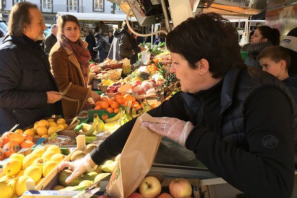 Les marchés ont été interdit en France, sauf dérogation, le 24 mars dernier pour endiguer l'épidémie Covid-19.