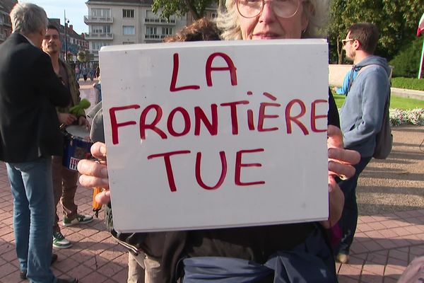 Une cérémonie a été organisé à Calais pour rendre hommage aux six migrants décédés ce samedi 12 août 2023, au large de Sangatte.