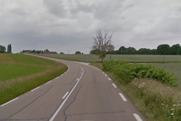 La route D619, à hauteur de Mesnil-Saint-Père.