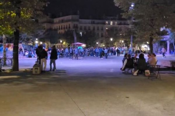 La rave party imprévue a réuni 600 personnes sur la place Jean-Jaurès, dans le quartier de La Plaine, à Marseille, ce vendredi 25 octobre.