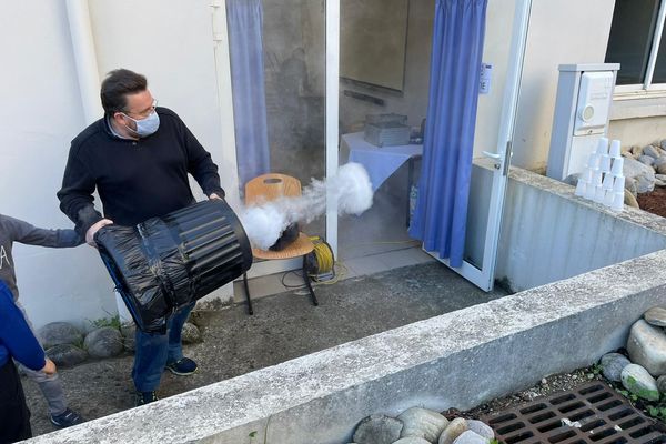 Un canon à air bricolé avec une vieille poubelle fait le bonheur des petits et grands.