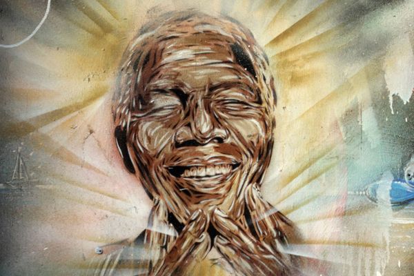 Un artiste rend hommage à Nelson Mandela sur un mur de Londres