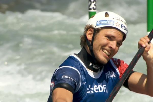 Quentin Burgi remporte la médaille de bronze en kayak juste derrière Dariusz Popiela.