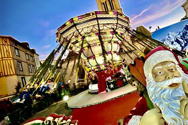 Animations au marché de Noël 2019 place St-Pierre à Limoges. 