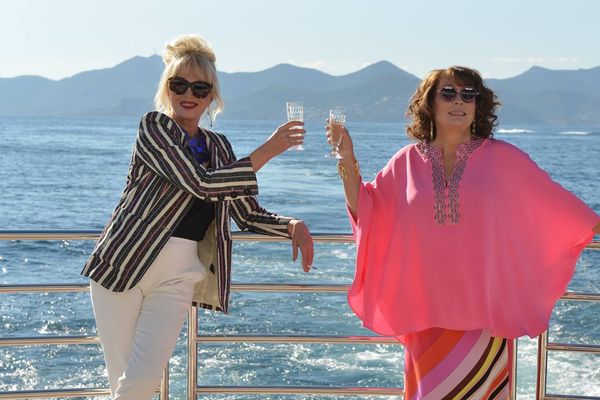 Cette photo montrant les actrices en tournage sur la Côte d'Azur a été révélée par les médias sociaux. Les fans attendent le film avec impatience.