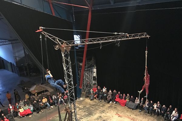 La compagnie "La bourraska" se confronte aux acrobaties avec une grue