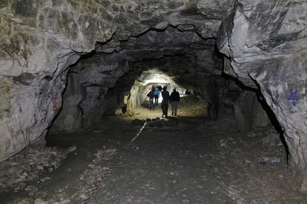 Les catiches, des carrières souterraines creusées en forme de bouteille, s'étendent sur tout le territoire des Hauts-de-France.