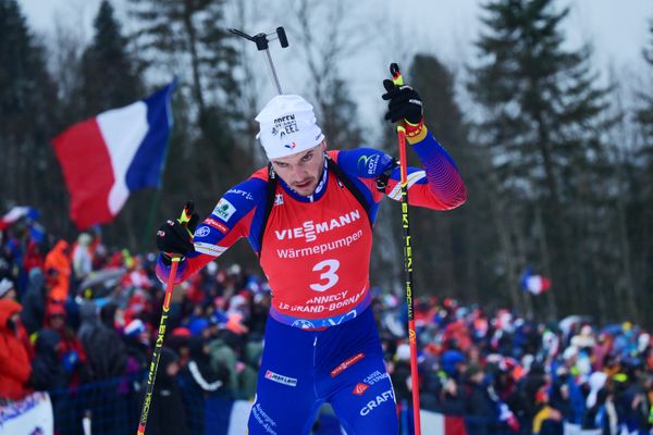 Emilien Jacquelin, ici lors de la mass start du Grand Bornand le 22 décembre, occupe la troisième place du classement général de la Coupe du monde de biathlon, avant l'étape d'Oberhof (Allemagne), du 9 au 12 janvier.