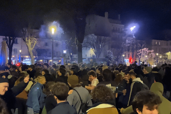 Des centaines de Marseillais se sont réunis sur La Plaine le 7 janvier pour fêter la mort de Jean-Marie Le Pen, fondateur du Front national.