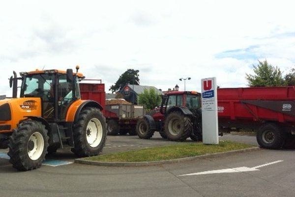 les tracteurs devant l'Hyper U de Combourg (35)