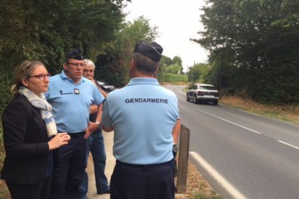 La sous-préfète de Parthenay, le maire de Le Tallud et des gendarmes sur les lieux de l'accident