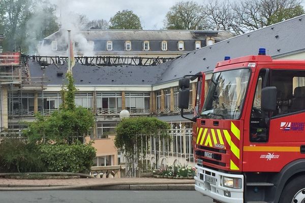 L'extinction de l'incendie aux thermes de Bourbon-Lancy a mobilisé une cinquantaine de pompiers mardi 16 avril 2019.