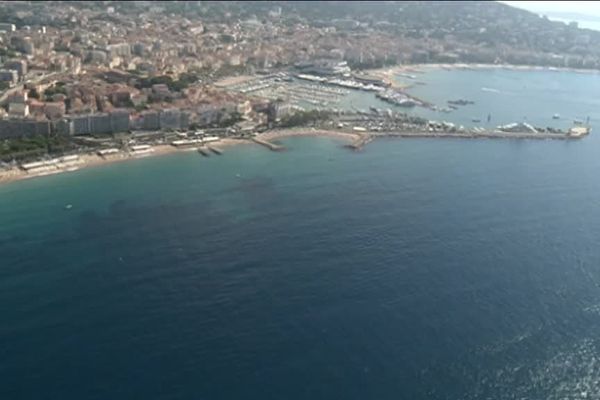 Le littoral azuréen vu par avion.