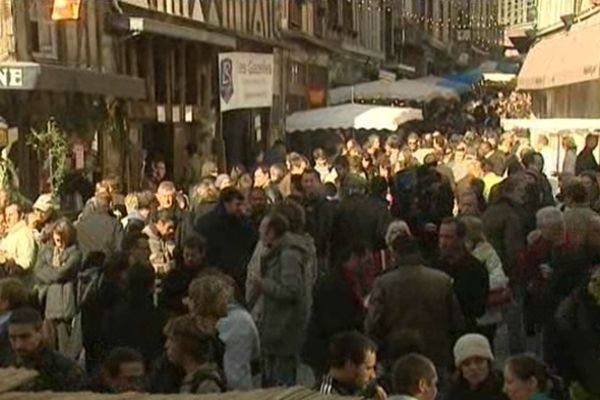 Foule dans les rues de Limoges