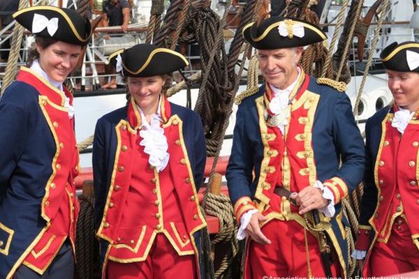 Le commandant de l'Hermione, Yann Cariou, entouré d'une partie de son équipage en tenue.