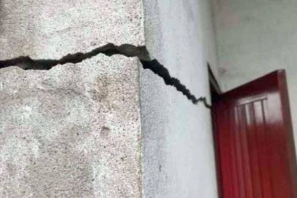 Les fissures béantes de la maison de Sarah Gatinois dans le Saintois.