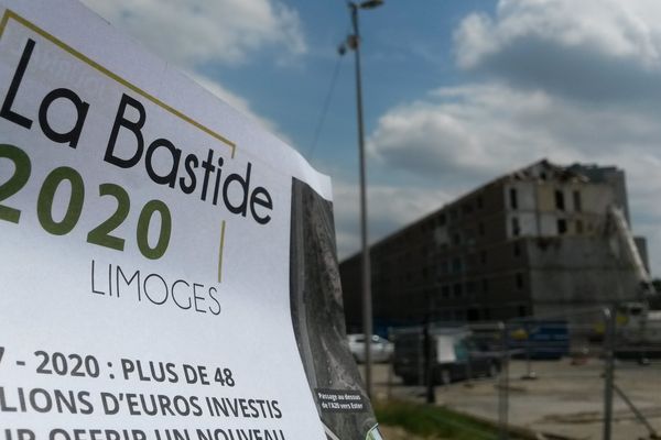 Les barres démolies en fond, et l'annonce du projet : La Bastide en chantier !