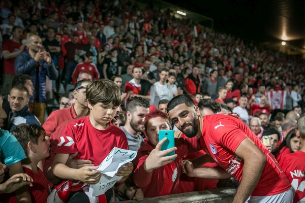 Umut Bozok avec les supporters nimois.