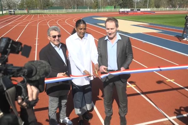 Marie-José Pérec inaugure la nouvelle piste d'athlétisme de l'INSEP qui porte son nom